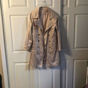 Women's trench coat.  creamy-white.  Size: M